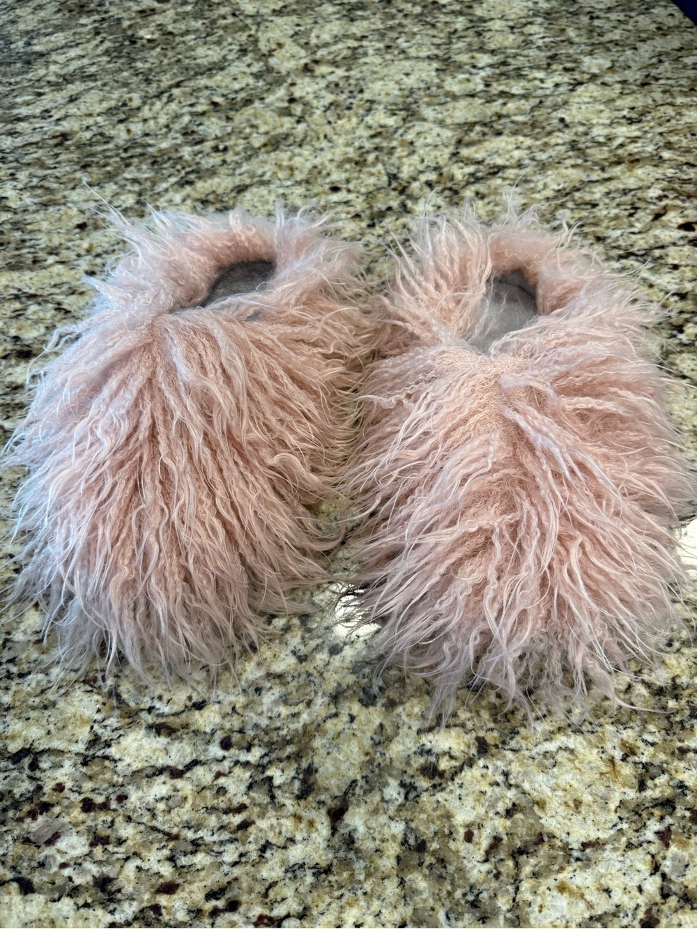Super blush pink faux fur slippers rubber sole SZ 38-39 (7.5-8.5)